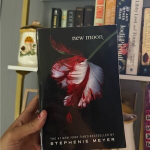 💛 3 for $15 💛 New Moon by Stephenie Meyer - Black Cover with Red & White Flower
